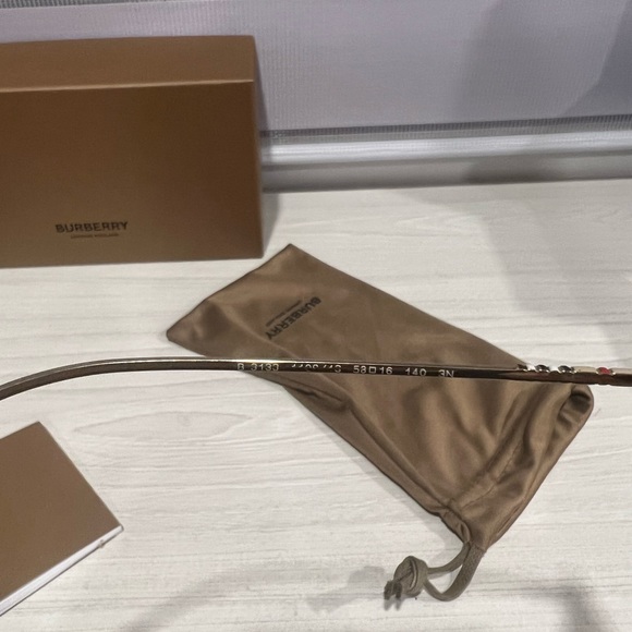 Authentic Burberry sunglasses - Picture 3 of 8